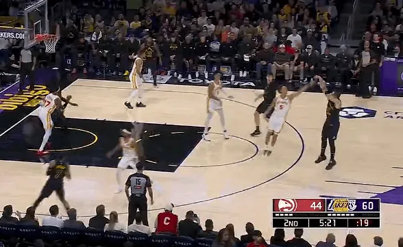 蜂鸟电竞官方-无敌！东契奇三分3中3连拿12分，湖人轰出21-2领先老鹰19分