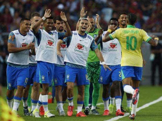 小熊中柱+失点 拉菲尼亚任意球破门 巴西未能连胜